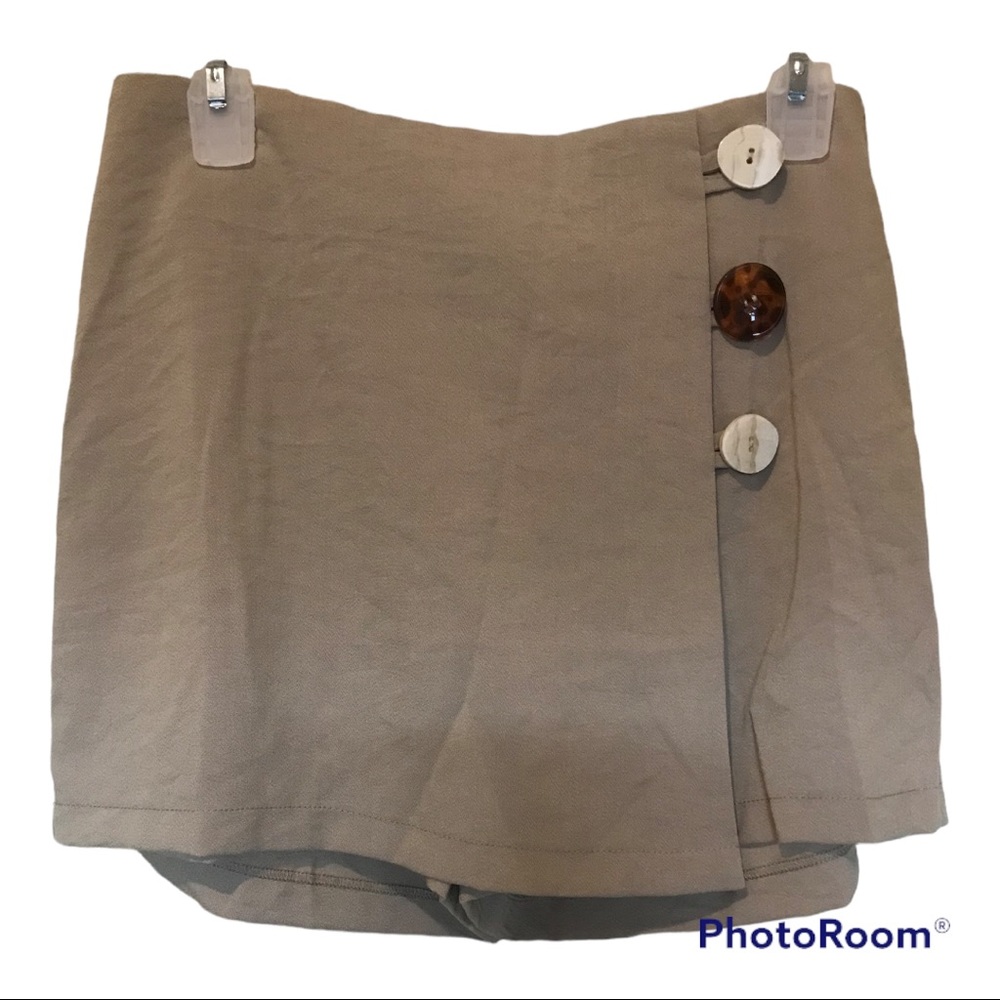 L Love Khaki Skort With Zipper Back- Women’s Size Medium- New With Tags